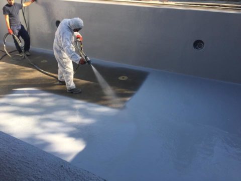 Нанесение способом распыления цветной гидроизоляционной пропитки в бассейне