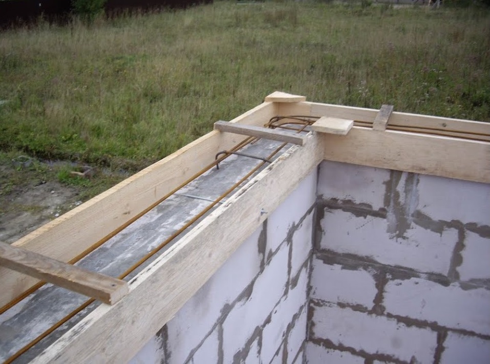 Армопояс под крышу для газобетонного дома: варианты изготовления, технология установки своими руками